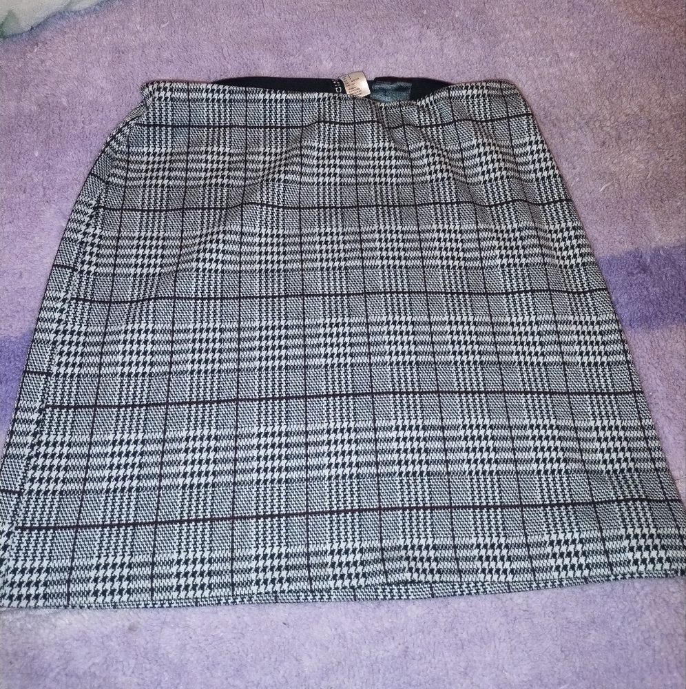 ~Final⭐~Divided H&M Black and White Pencil Skirt Knee-Length Workwear